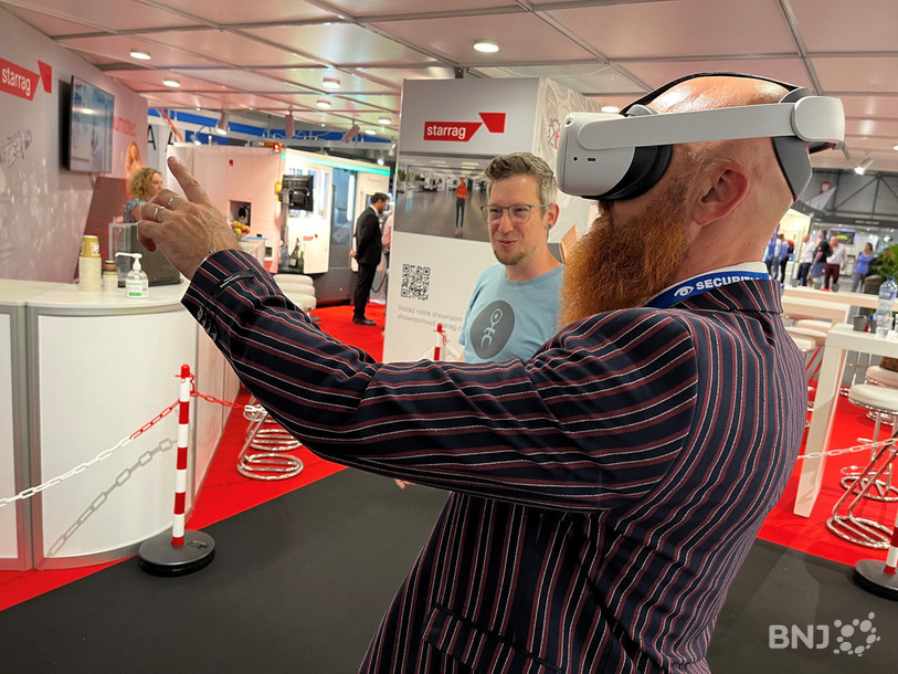 Stéphane Violante, l'un des responsables marketing du groupe Starrag, teste le casque de réalité virtuelle en compagnie du développer du projet, Michael Daengeli.