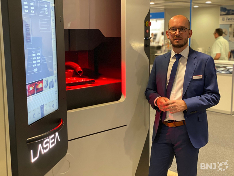 Jean-Christophe Wouters, directeur marketing et des ventes au sein du groupe LASEA, pose devant la Neo, prototype présenté à l'EPHJ de Genève.