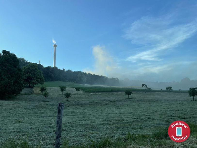La fumée se répand dans le secteur de l'usine.