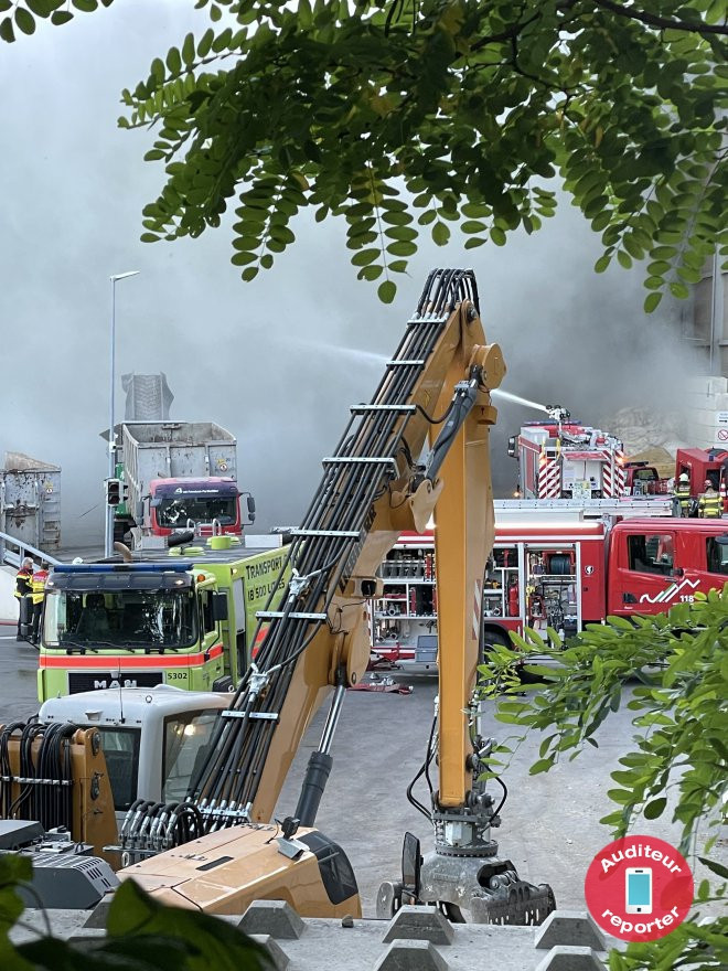 Les pompiers se sont rendus sur place pour combattre le sinistre.