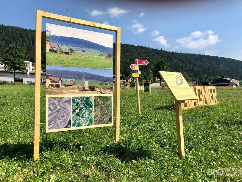 Des panneaux en bois qui permettent de voir l'évolution des paysages.
