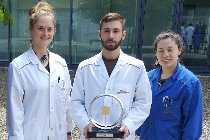 Leïa Zozzoli, Hugo Gelso et Leticia Torriani (de gauche à droite) se sont emparés des trois premières places du classement final du concours annuel de l’entreprise Patek Philippe. (Photo : canton du Jura).