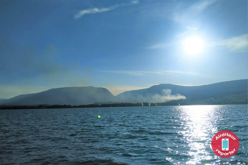 La fumée pouvait s'apercevoir depuis l'autre rive du lac.