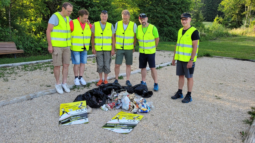 Le comité d'organisation de la Valterbimania devant les 35 litres de déchets récoltés lors de l'opération « Val Terbi propre » (Photo : comité d'organisation Valterbimania)