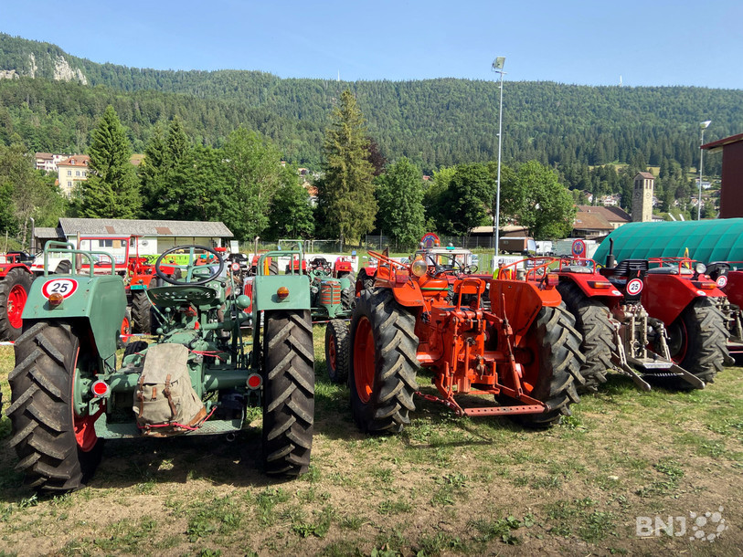 Les tracteurs sont alignés sur le terrain d'exposition.