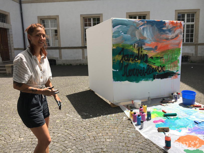 L'illustratrice Jéromine Schaller devant sa performance dessinée.