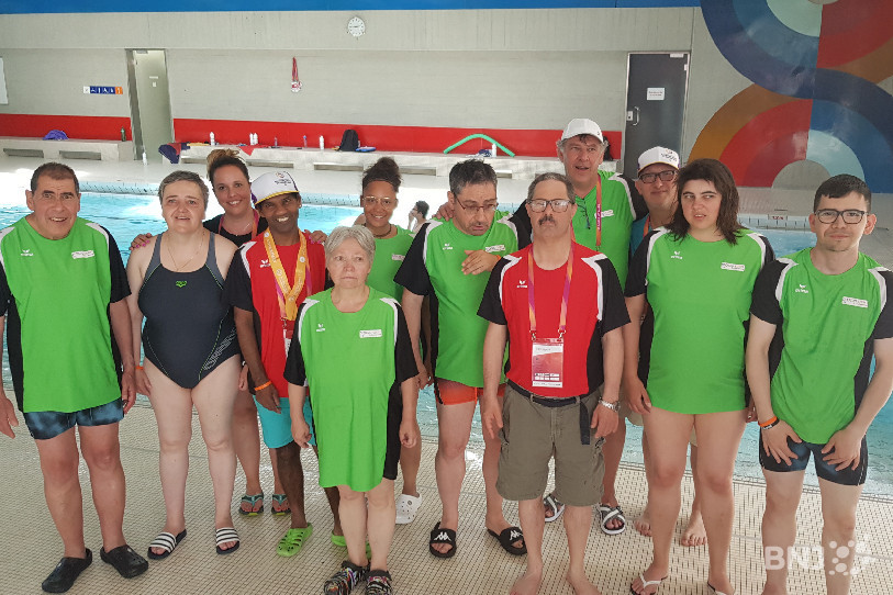 Les membres du Foyer de Porrentruy et de Procap à La Chaux-de-Fonds qui ont participé aux épreuves de natation aux National Summer Games.