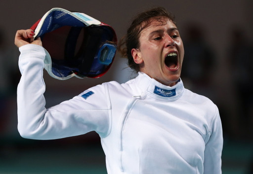 Pauline Brunner libérée après avoir battu en 16es de finale, la championne olympique, l'Estonienne Katrina Lehis 15-14. (photo Keystone/Erdena Sahin)