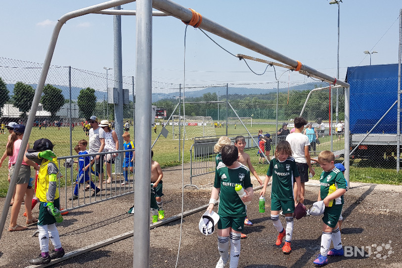 Le brumisateur installé au bord des terrains de football à Courfaivre a eu du succès en ce week-end de canicule.