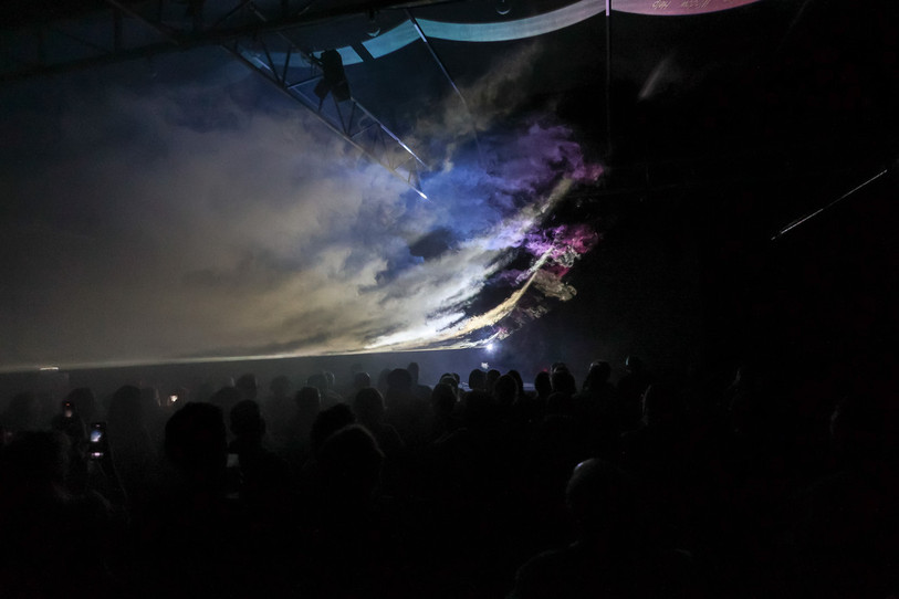 Le public a pu vivre des moments musicaux suspendus et imaginaires avec les performances visuelles et sonores de l’artiste québécois Martin Messier. (Photo : ©Usinesonore/Sigu Schneidegger)