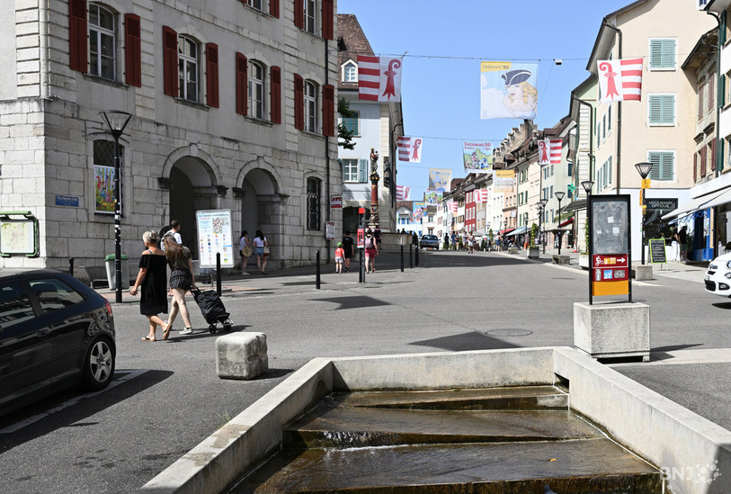 Les rues de la vieille ville de Delémont était quasi désertes samedi après-midi. Photo: Georges Henz