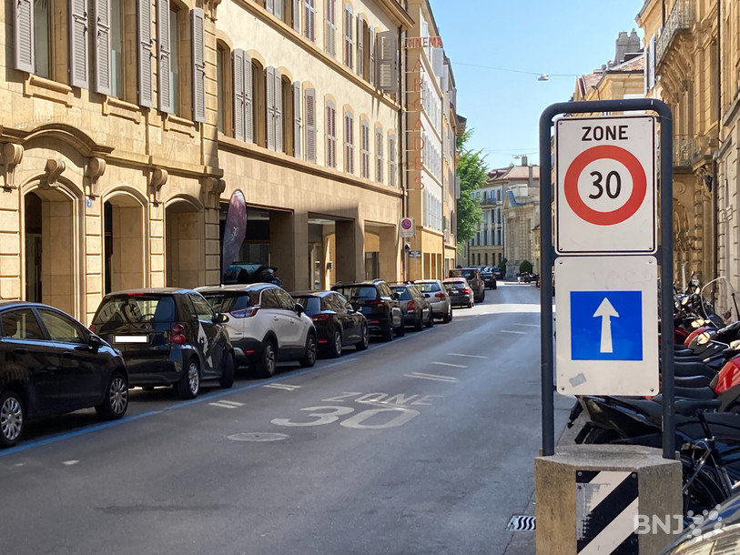 L'ATE milite pour une réduction de la vitesse à 30 km/h dans les villes (ici, le centre-ville de Neuchâtel). 