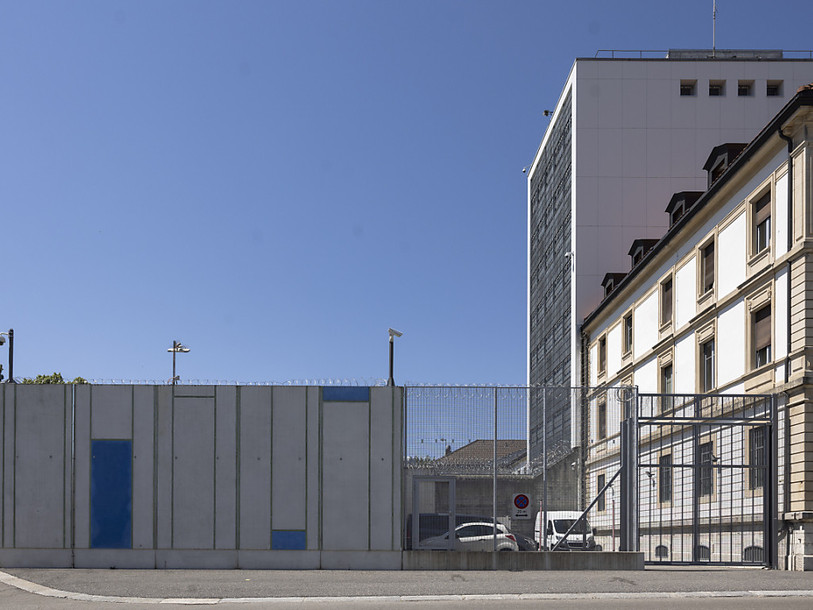 Le détenu a sauté le mur d'enceinte de la prison de La Chaux-de-Fonds. (Photo : KEYSTONE / Cyril Zingaro).