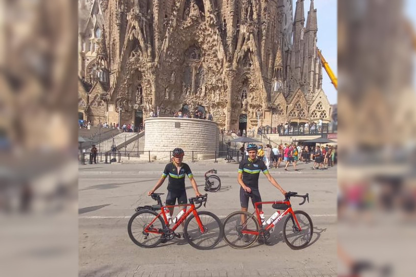 Cédric Hofer devant la Sagrada Familia à Barcelone. (Photo : ligue jurassienne contre le cancer).