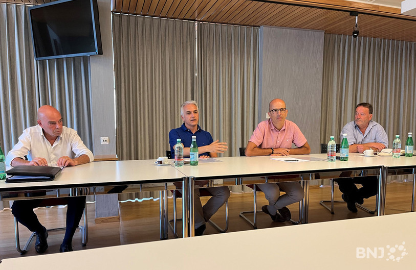 De gauche à droite : Vincent Gigandet, directeur de la Fer-Arcju, Olivier Haegeli, vice-président de la CCIJ, Pierre-Alain Berret, directeur de la CCIJ et Charly Rossé, vice-président de l'UPSA Jura.