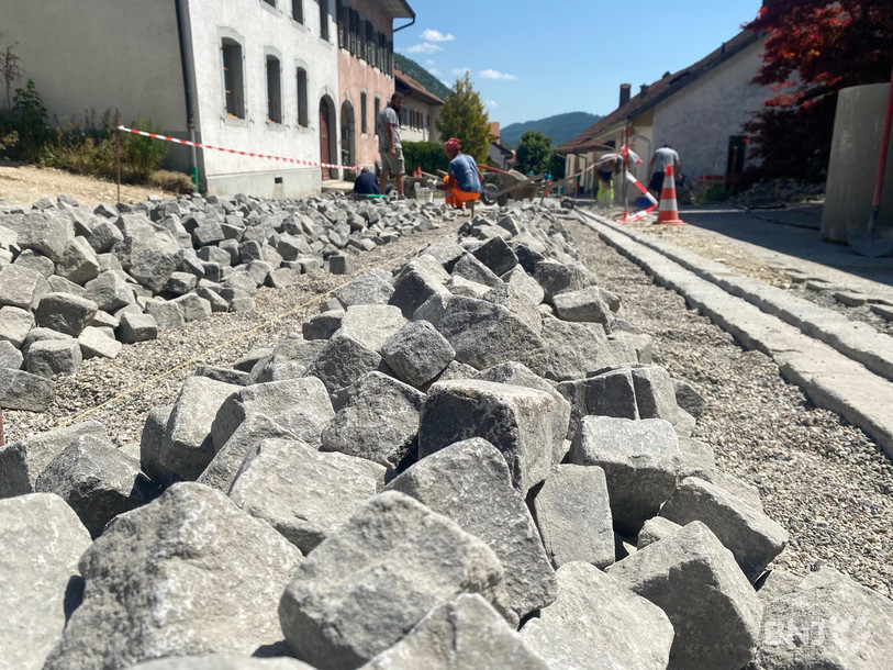 Les paveurs auront du pain sur la planche jusqu'à la réouverture totale de la traversée d'Orvin en 2024. 