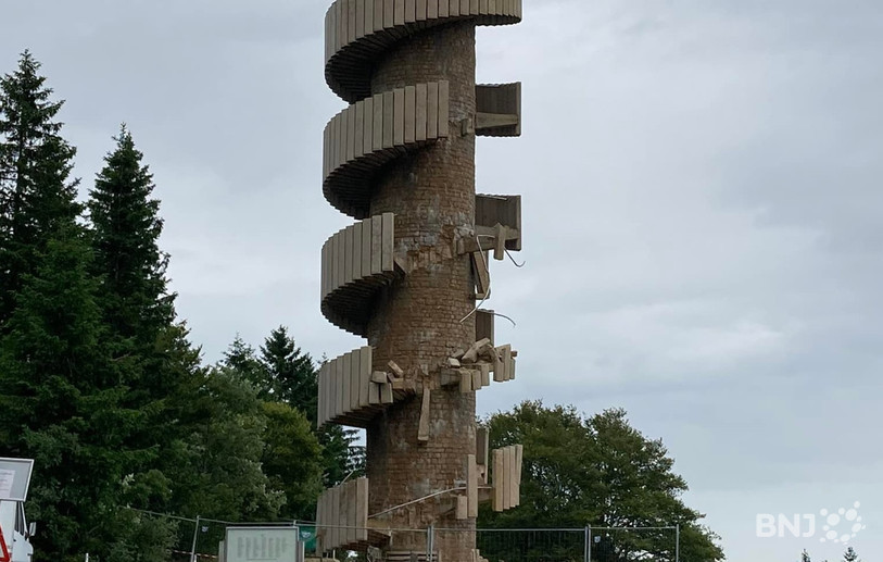 Les escaliers de la Tour de Moron ont subit de gros dégâts à deux reprises l'année dernière. (Photo : archives, André Mercerat).