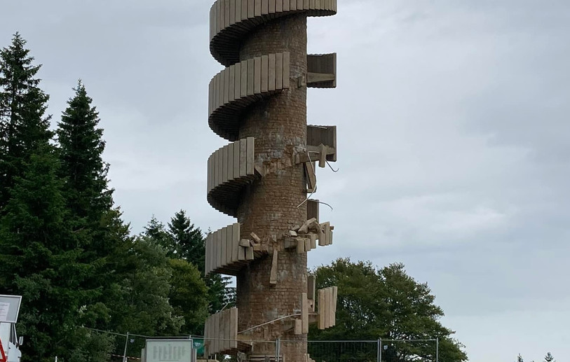 C'est l'autre côté de la tour qui a été touché. (Photo : Facebook - André Mercerat).