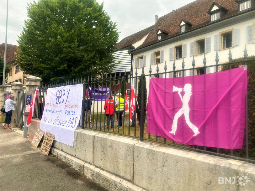 Des militantes et militants de la Grève des femmes et des syndicats ont accueilli les députés devant le Parlement mercredi matin.