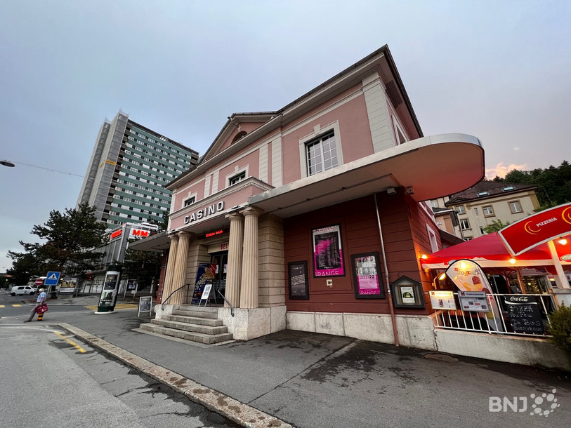 Le tronçon de l'avenue du Technicum devant le Casino deviendra piéton. (photo: archives)