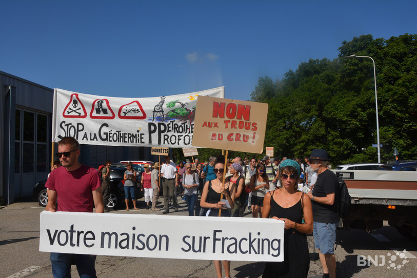 Les manifestants contre la géothermie profonde ont défilé dans les rues de Bassecourt.