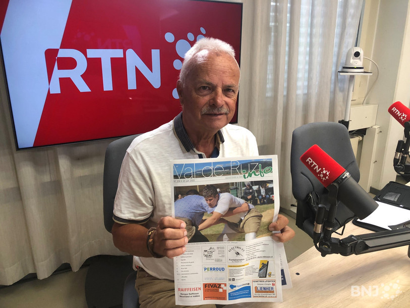 Daniel Schneiter, président du conseil d'administration de Val-de-Ruz Info avec la nouvelle édition du journal local.