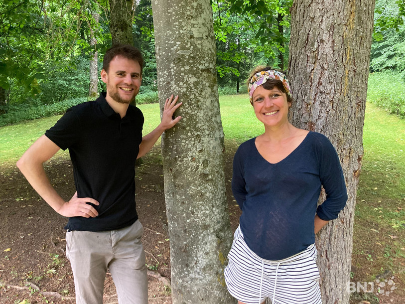 De gauche à droite: Mathieu Oppliger et Camille Rollier, tous deux chargés de projet au sein de l'association Madame T à Valangin.