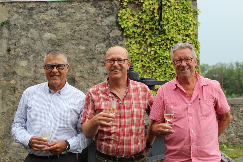 Patrick Vaudroz, président de la VVTG, Johannes Roesti, chef de l'Office de la viticulture et de l'agroécologie, également à la tête de l'Encavage de l'Etat, et Eric Leuba, porte-parole de la Fête des vendanges. (Photo : Neuchâtel Vins et Terroir)