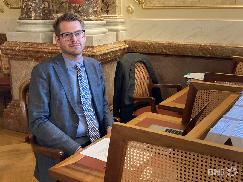 Baptiste Hurni s'est installé un bureau temporaire dans la salle des Pas perdus le 31 mai au Palais fédéral.