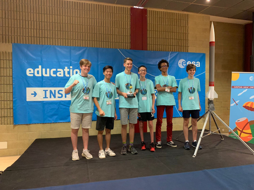 L'équipe YesWeCan du Gymnase français de Bienne s'est hissée sur la première marche du podium du concours CanSat International parmi 25 équipes participantes (Photo : Gymnase français de Bienne)