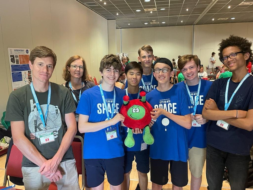 Les étudiants de l'équipe YesWeCan, accompagnés de leurs enseignants, ont le sourire après avoir remporté le premier prix (Photo : Gymnase français de Bienne)