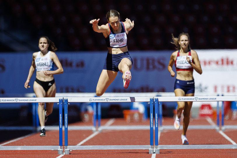 Fiona Ribeaud, à droite, termine à seulement sept dixièmes du podium. (Photo : KEYSTONE/Michael Buholzer)