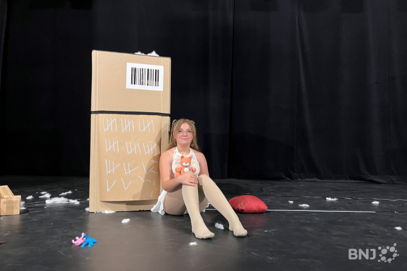 La jeune Angela raconte son histoire dans un spectacle. Une enfance loin de son papa, alors incarcéré.