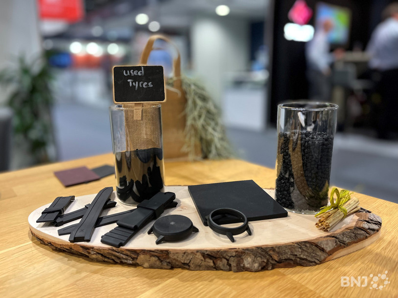 Un exemple de bracelets produits avec des déchets de pneus. 