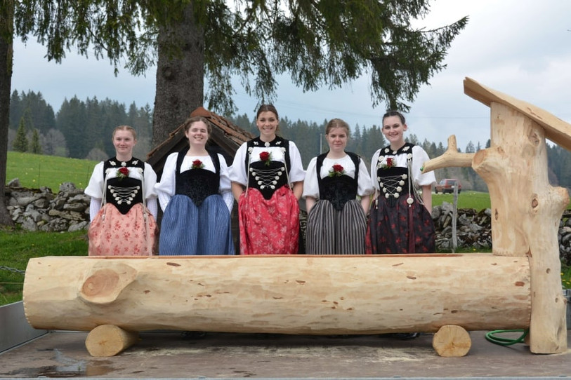 Depuis ce printemps, les demoiselles d'honneur du Jura bernois se sont réunies au sein d'une amicale. Elles étaient présentes pour la première fois sous leur nouvelle bannière à la fête cantonale de lutte. (Photo : Amicale des demoiselles d'honneur du Jura bernois)