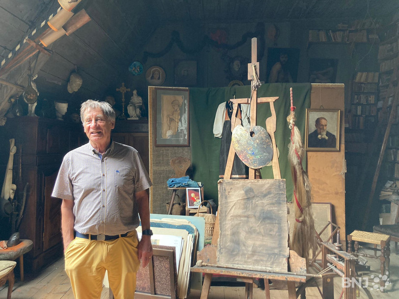 Matthias Brefin, l'arrière-petit-fils de la fille aînée d'Albert Anker, dans l'atelier du peintre.