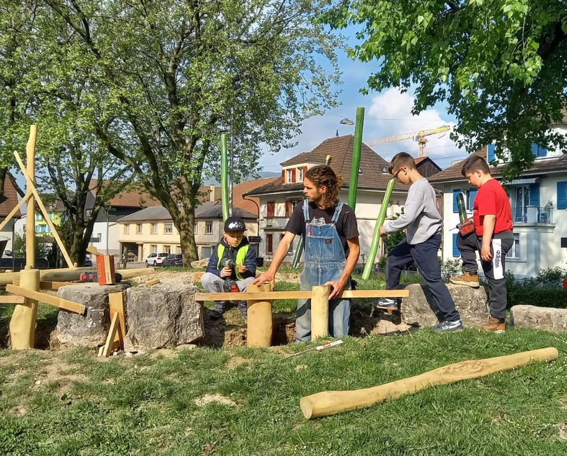 Les élèves s'investissent dans la transformation qui vise à amener plus de nature dans la cour de l'école du Sahligut. (Photo : entité scolaire Mâche)