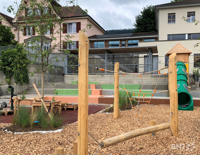 La place de jeux a été pensée par les enfants. Elle se situe à l'emplacement de l'ancienne piscine de l'institution.