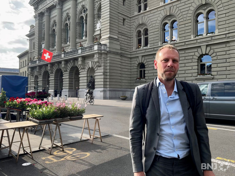 Fabien Fivaz, lors de la session d'été, devant le Palais fédéral.