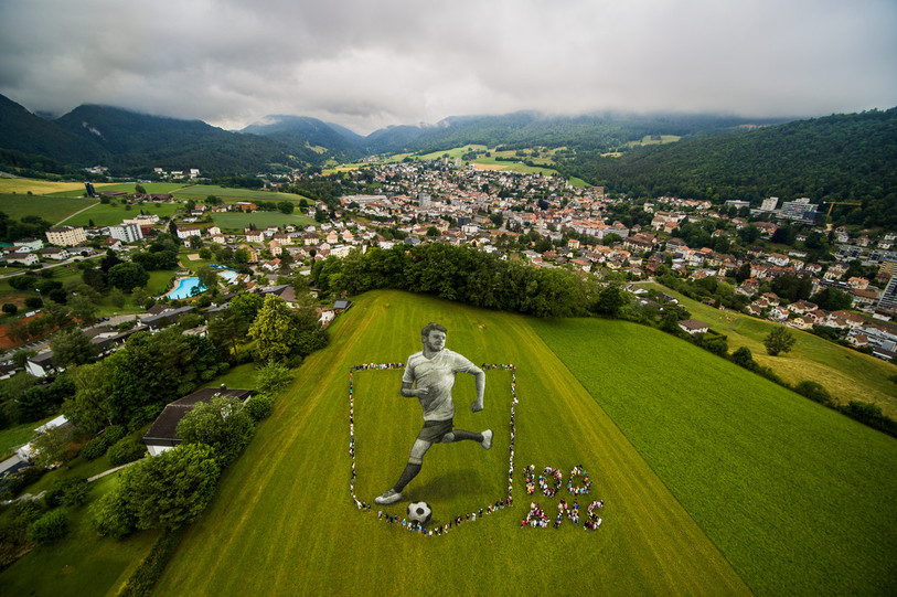L’œuvre de Saype réalisée pour le 100e anniversaire du FC Moutier. (Photo : 100e anniversaire du FC Moutier / Saype / NO COMMERCIAL USE, NO REDISTRIBUTION, No Archive).
