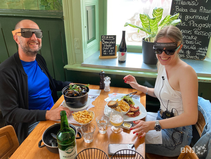 Nicolas et Chiara ont tenté de déguster leur repas à l'aveugle mardi à Neuchâtel.
