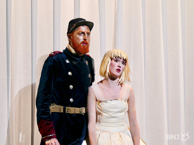 Les comédiens Lucie Rausis et Adrien Gygax jouent « Le Soldat et la Ballerine ».