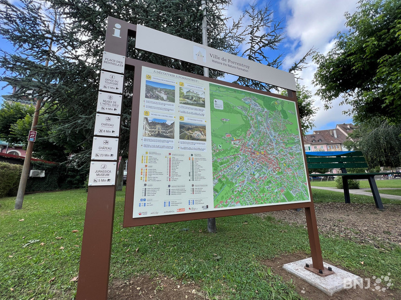 Ce panneau présente la ville et les différents lieux touristiques accessibles depuis la place des Bennelats. Il indique également le temps nécessaire pour y accéder à pied, avec des itinéraires alternatifs pour les personnes à mobilité réduite.