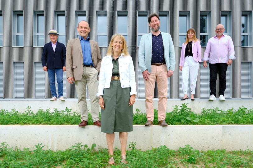 La nouvelle photo du conseil communal a été dévoilée ce mercredi. De gauche à droite : Thomas Facchinetti, Mauro Moruzzi, Nicole Baur, Didier Boillat, Violaine Blétry-de-Montmollin, et Daniel Veuve. (Photo : Bernard Python).