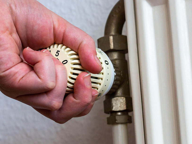 Si les propriétaires installent un système de décompte individuel de chauffage, les locataires pourront payer leur propre facture de consommation d'énergie. (Photo : KEYSTONE / DPA - Zentralbild / Fernando Gutierrez-Juarez)