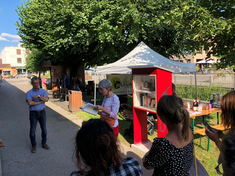 La première boîte à livres de Porrentruy se trouve devant le magasin Coop (photo: association « Boîte à livres »).