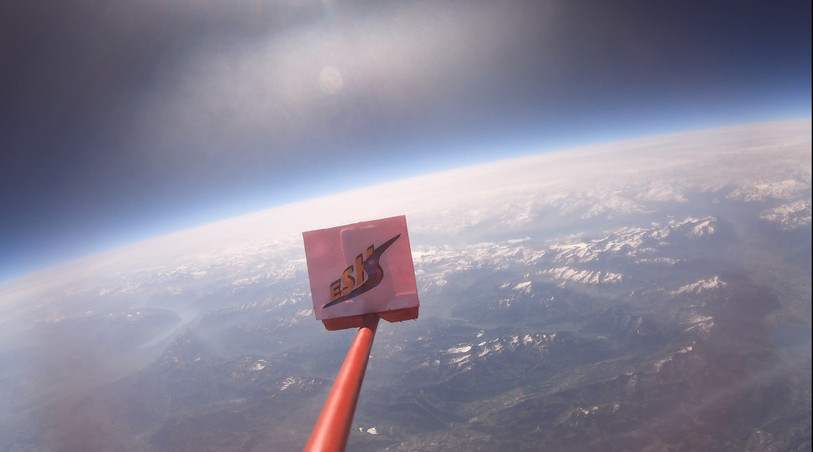 Le ballon de l'école secondaire de la Haute-Sorne à 18'000m d'altitude. (Photo : ESHS).
