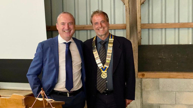 De gauche à droite, Patrick Balmer et son successeur Jean-François Rossé. (Photo : Rotary Club Les Rangiers).