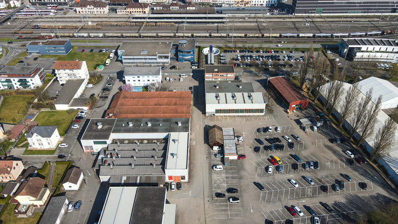 Dans sa motion, Gauthier Corbat cite l’exemple des terrains de l’ancienne usine SAFED à Delémont. (Photo : Ville de Delémont). 
