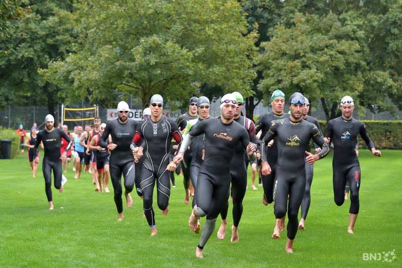Les triathlètes vont prendre le départ des 3athlon Jurassik Series ce samedi sur l'épreuve de Val-de-Ruz (photo : archives/Georges Henz).